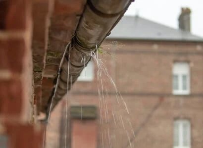 Split guttering causing leaks